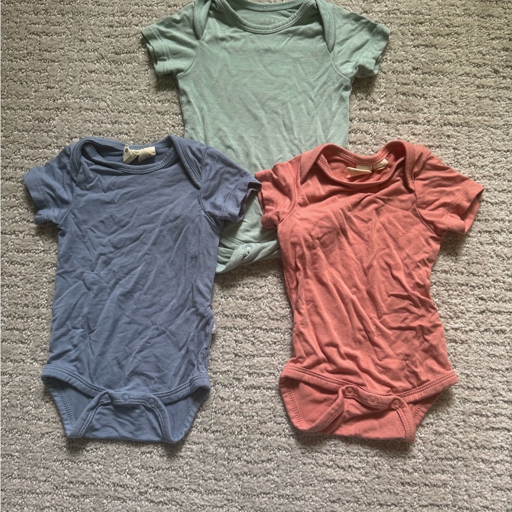 Kyte Baby NB Short Sleeve Bodysuit Set - Blue, Green, and Rust